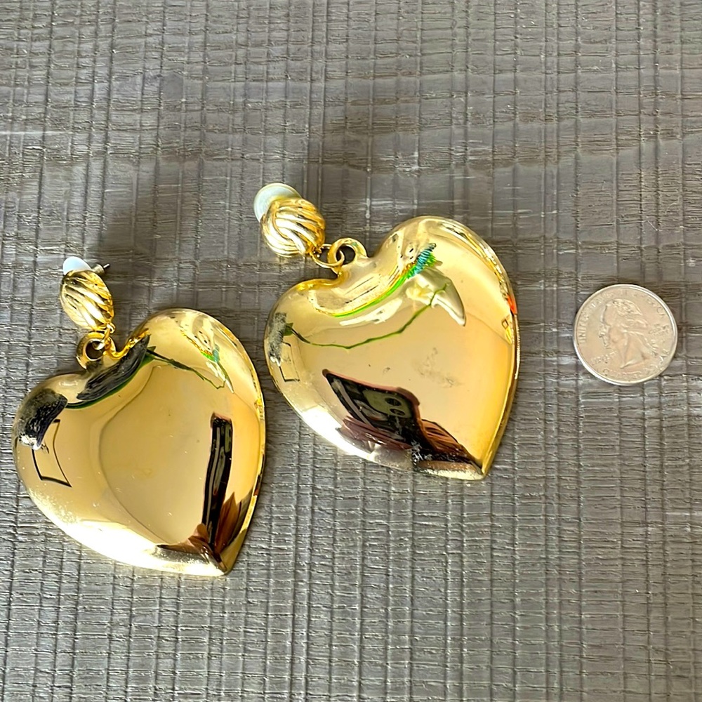 Super fun vintage 80s pierced ear BIG heart earrings